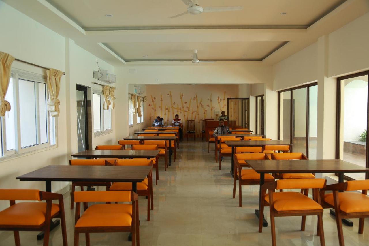 The Riviera Hotel Theni Buitenkant foto