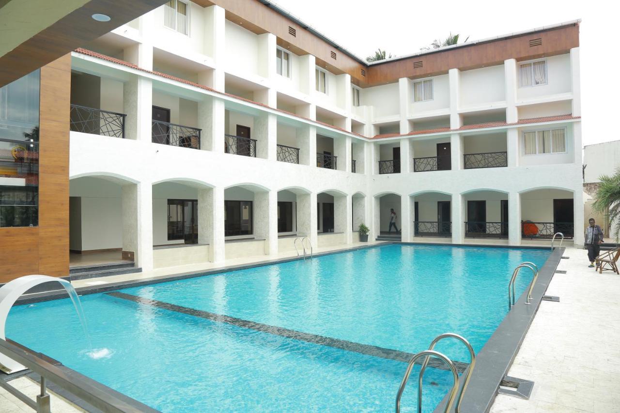 The Riviera Hotel Theni Buitenkant foto