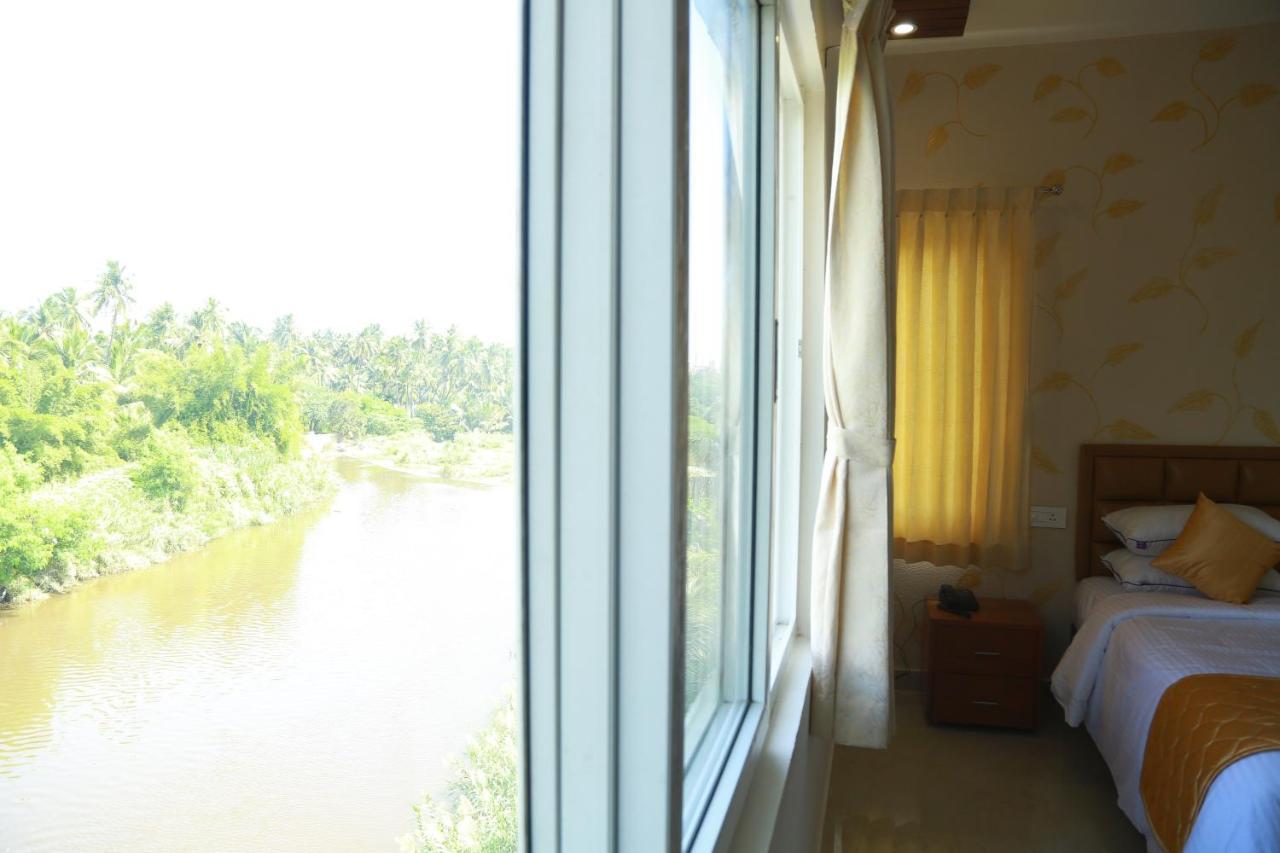 The Riviera Hotel Theni Buitenkant foto