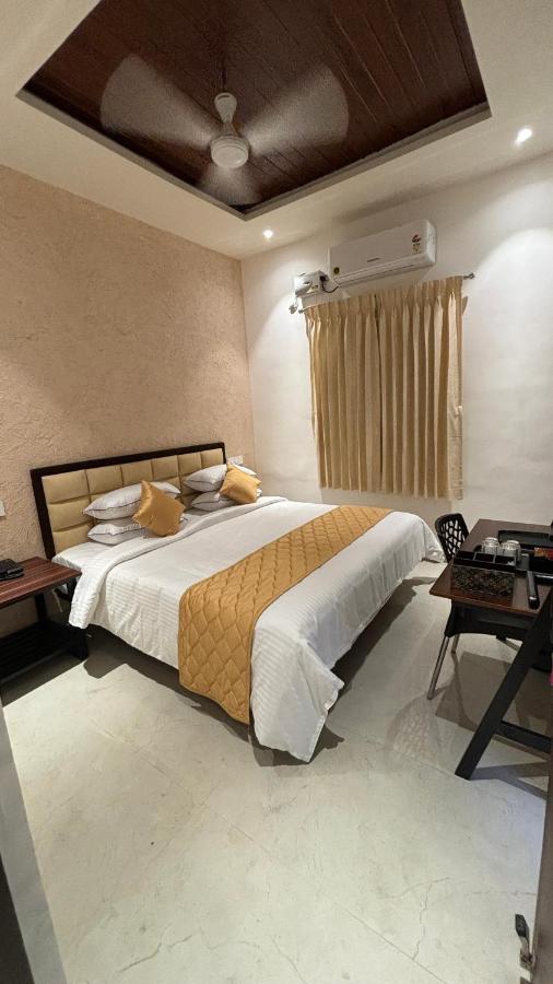 The Riviera Hotel Theni Buitenkant foto