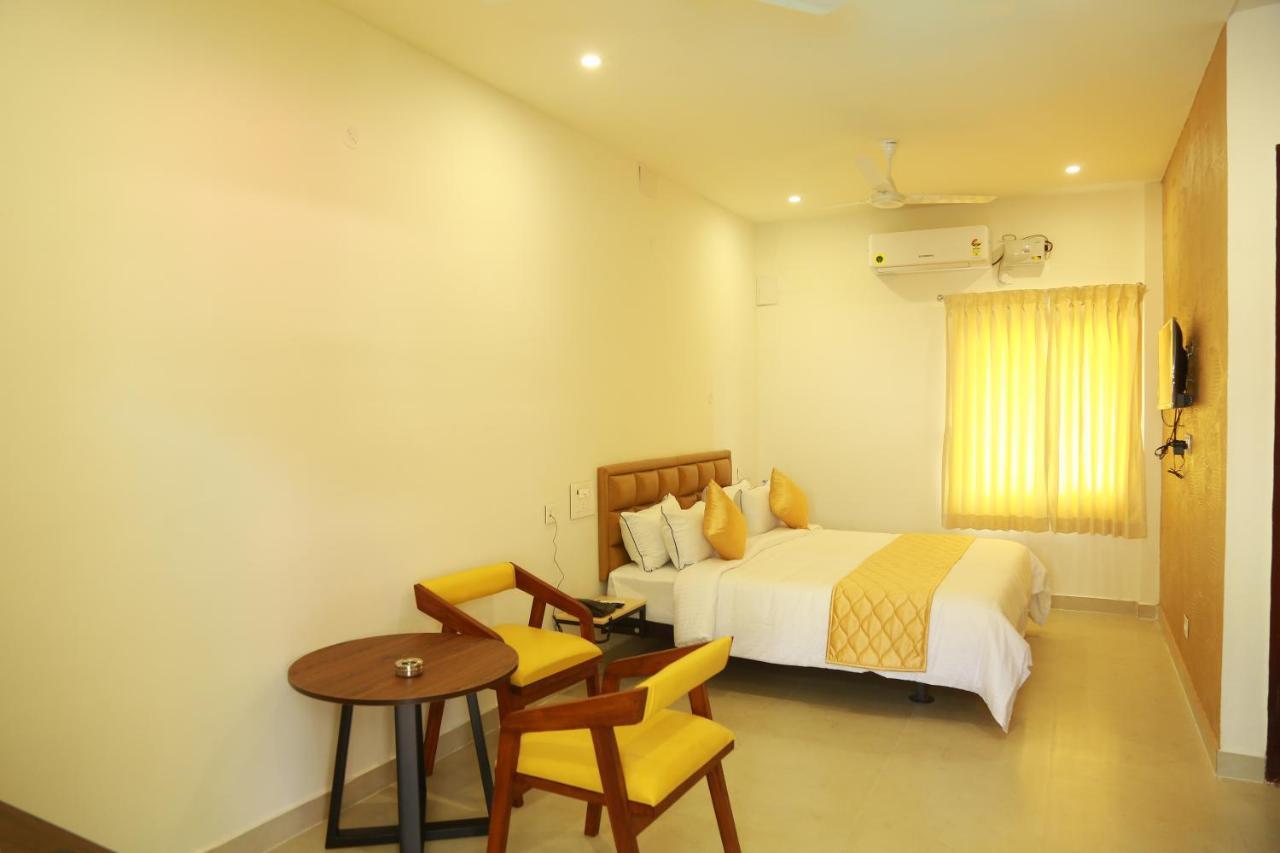 The Riviera Hotel Theni Buitenkant foto