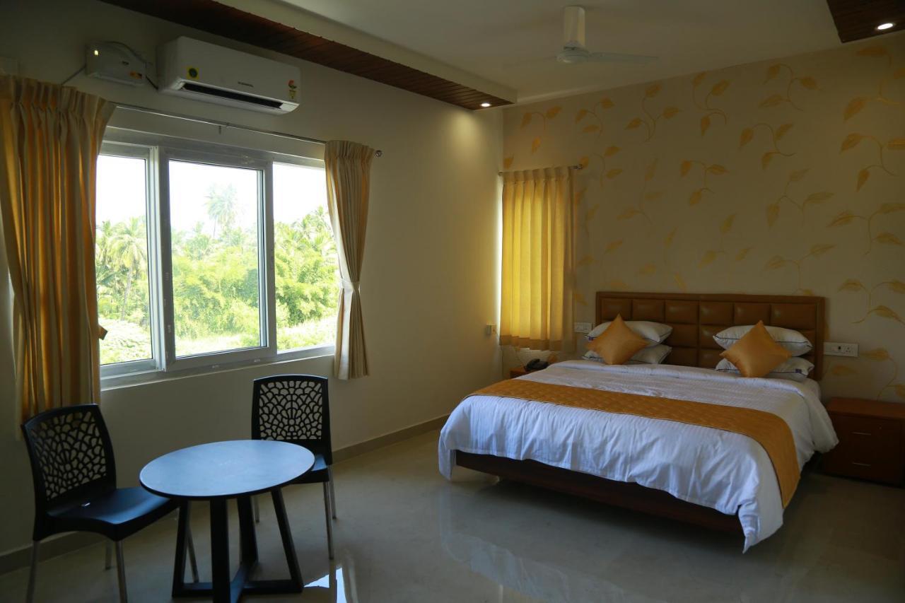 The Riviera Hotel Theni Buitenkant foto