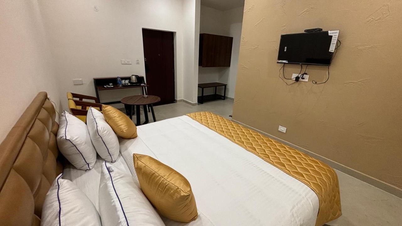 The Riviera Hotel Theni Buitenkant foto