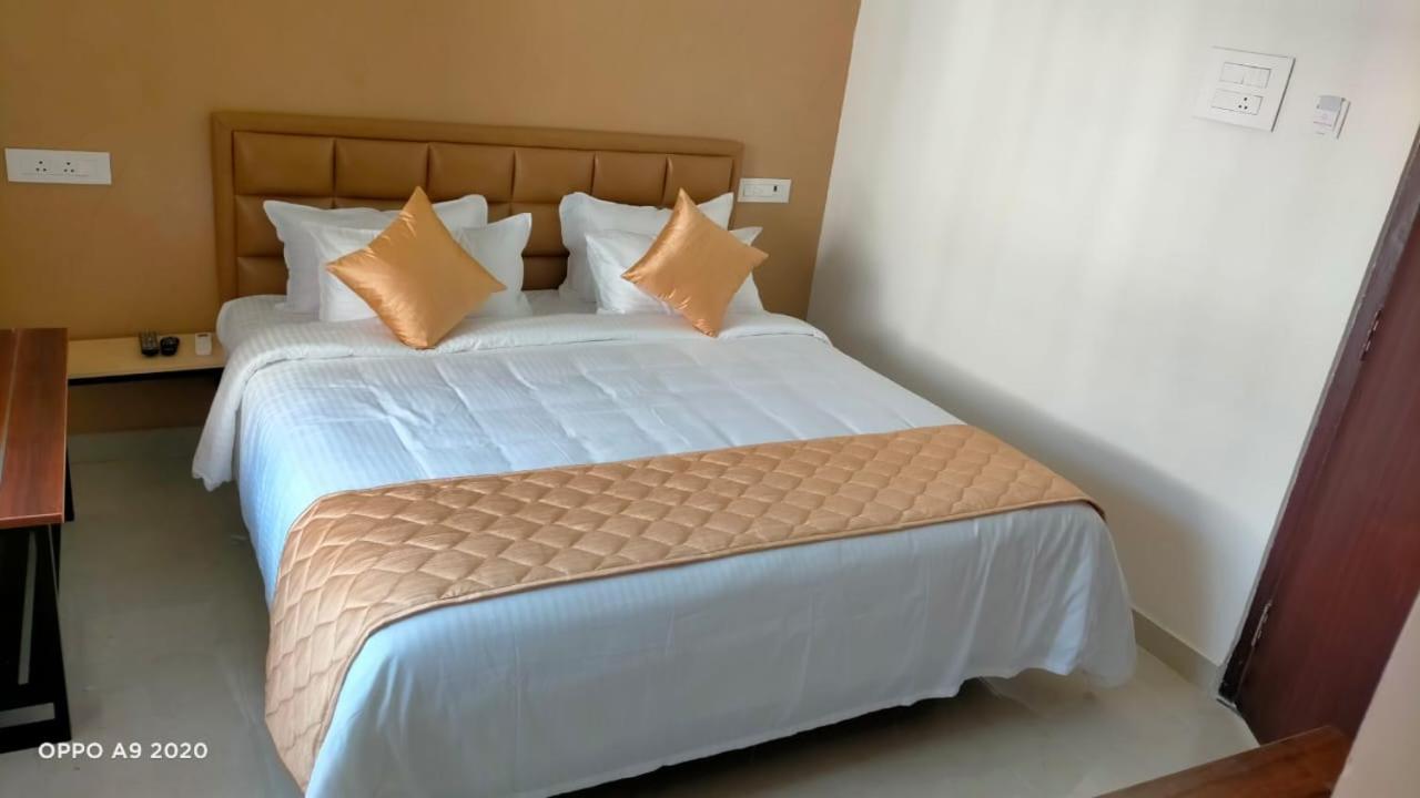 The Riviera Hotel Theni Buitenkant foto