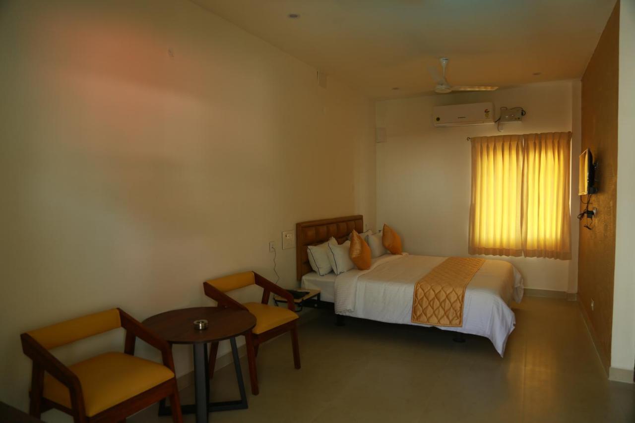 The Riviera Hotel Theni Buitenkant foto