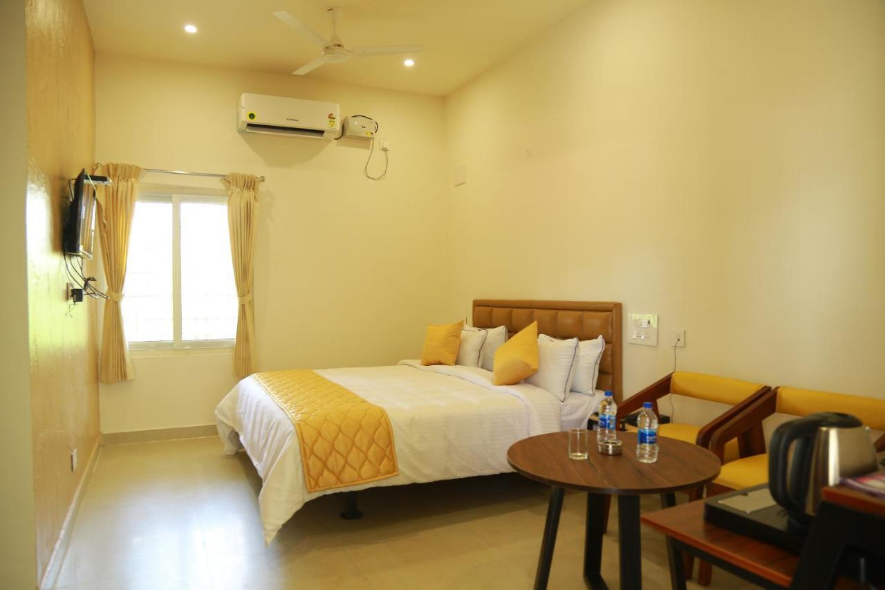 The Riviera Hotel Theni Buitenkant foto