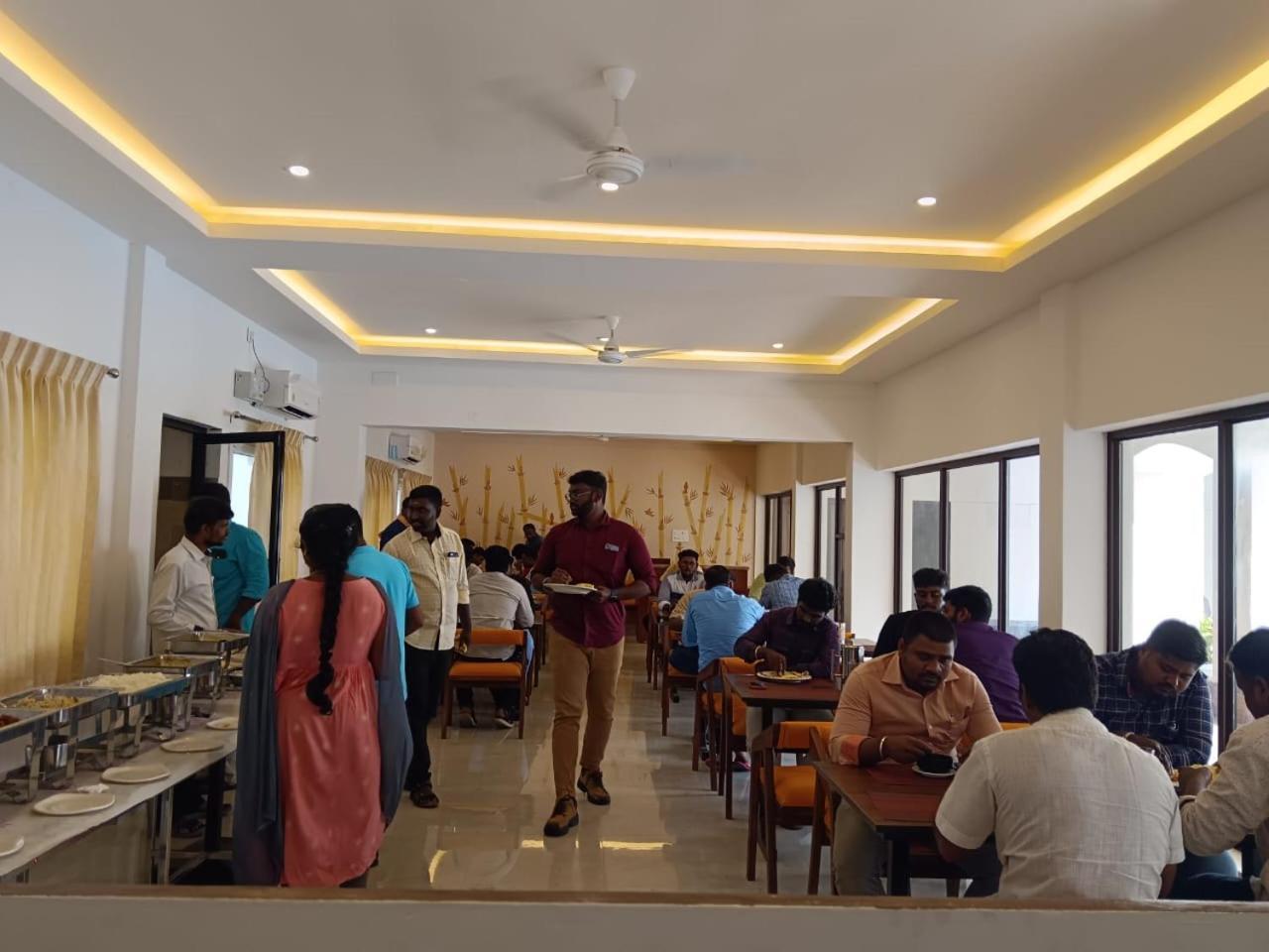 The Riviera Hotel Theni Buitenkant foto