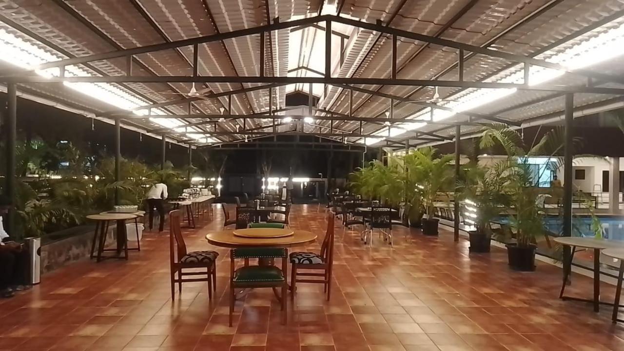 The Riviera Hotel Theni Buitenkant foto