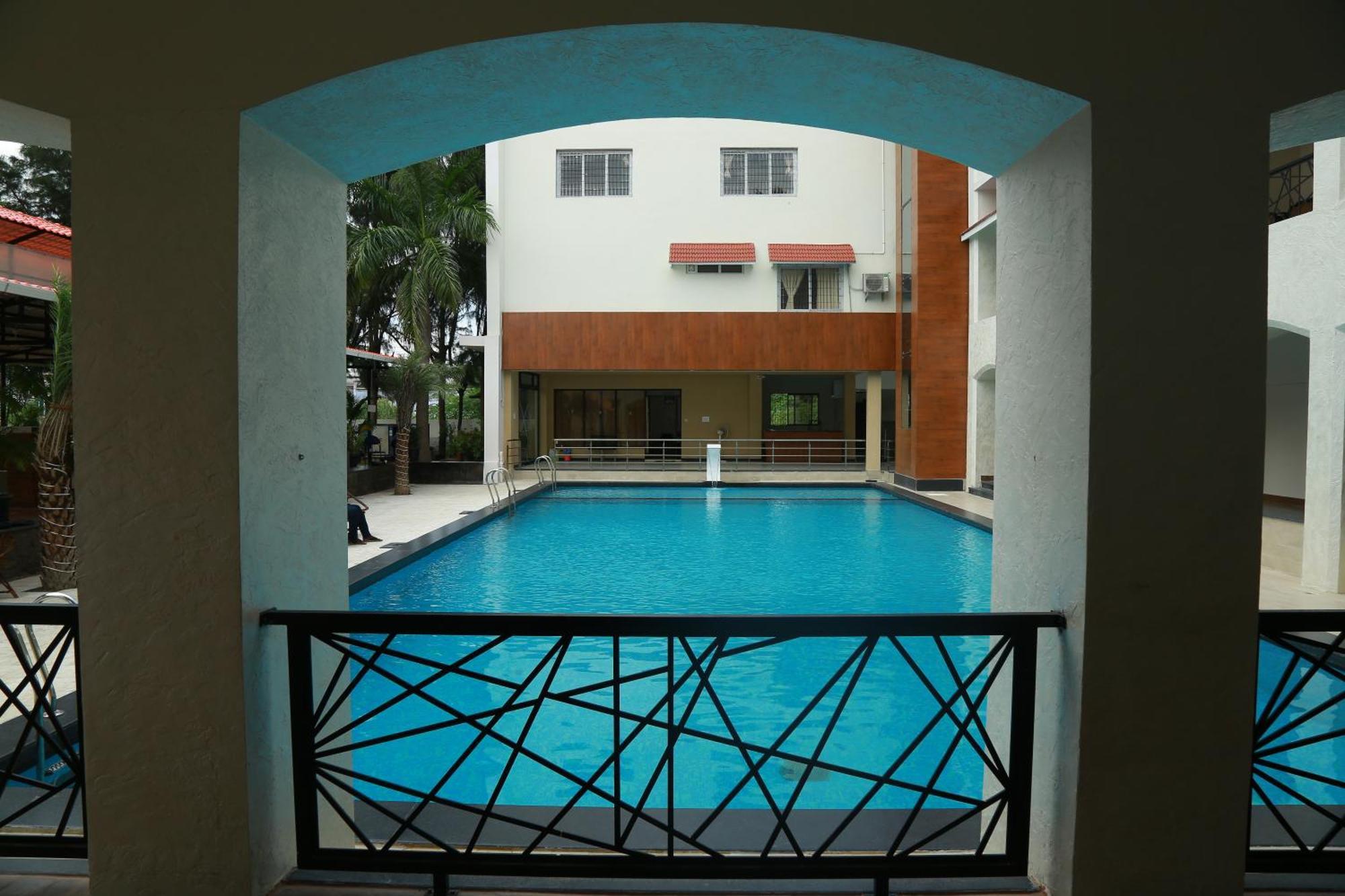 The Riviera Hotel Theni Buitenkant foto