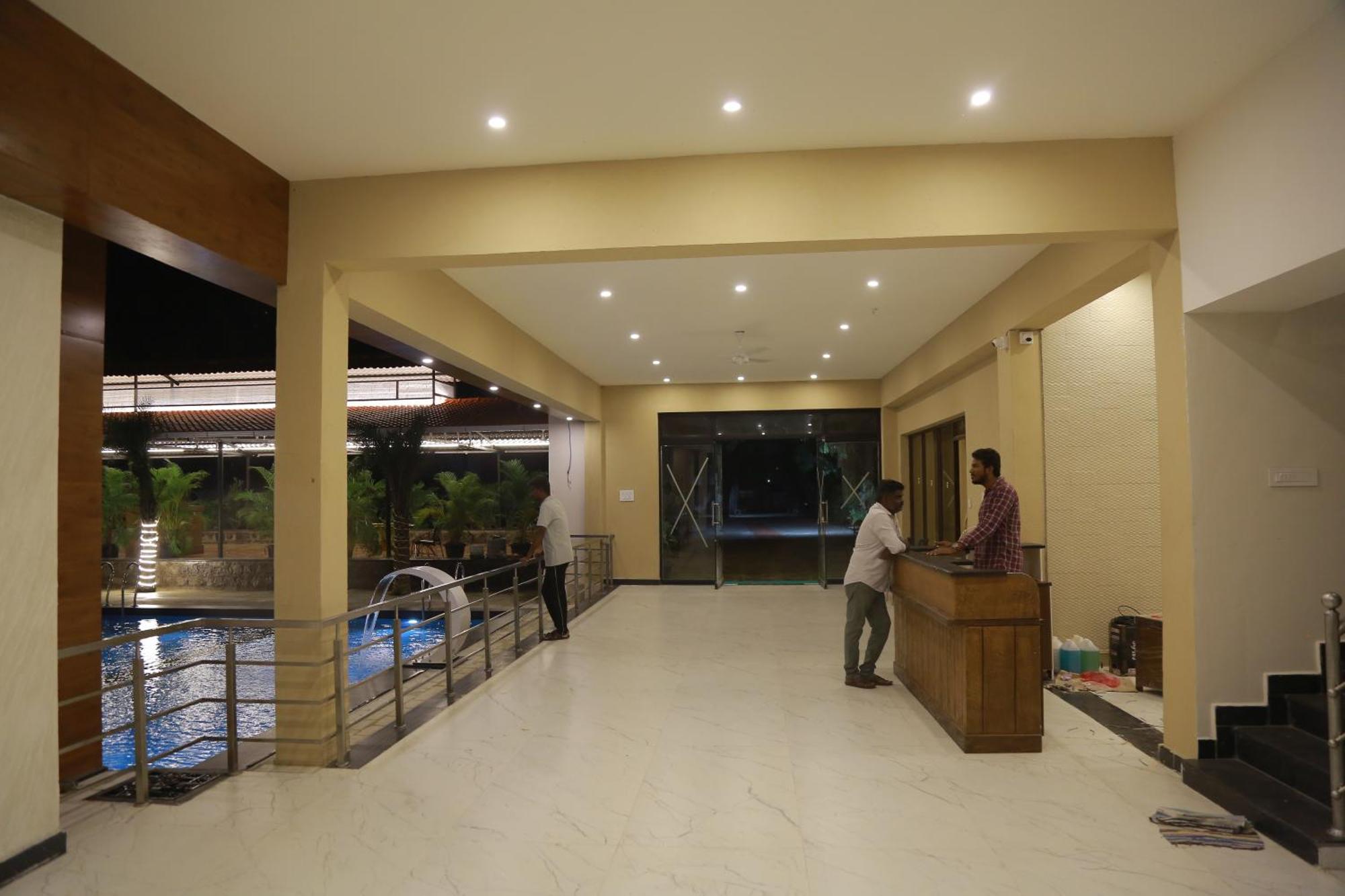 The Riviera Hotel Theni Buitenkant foto